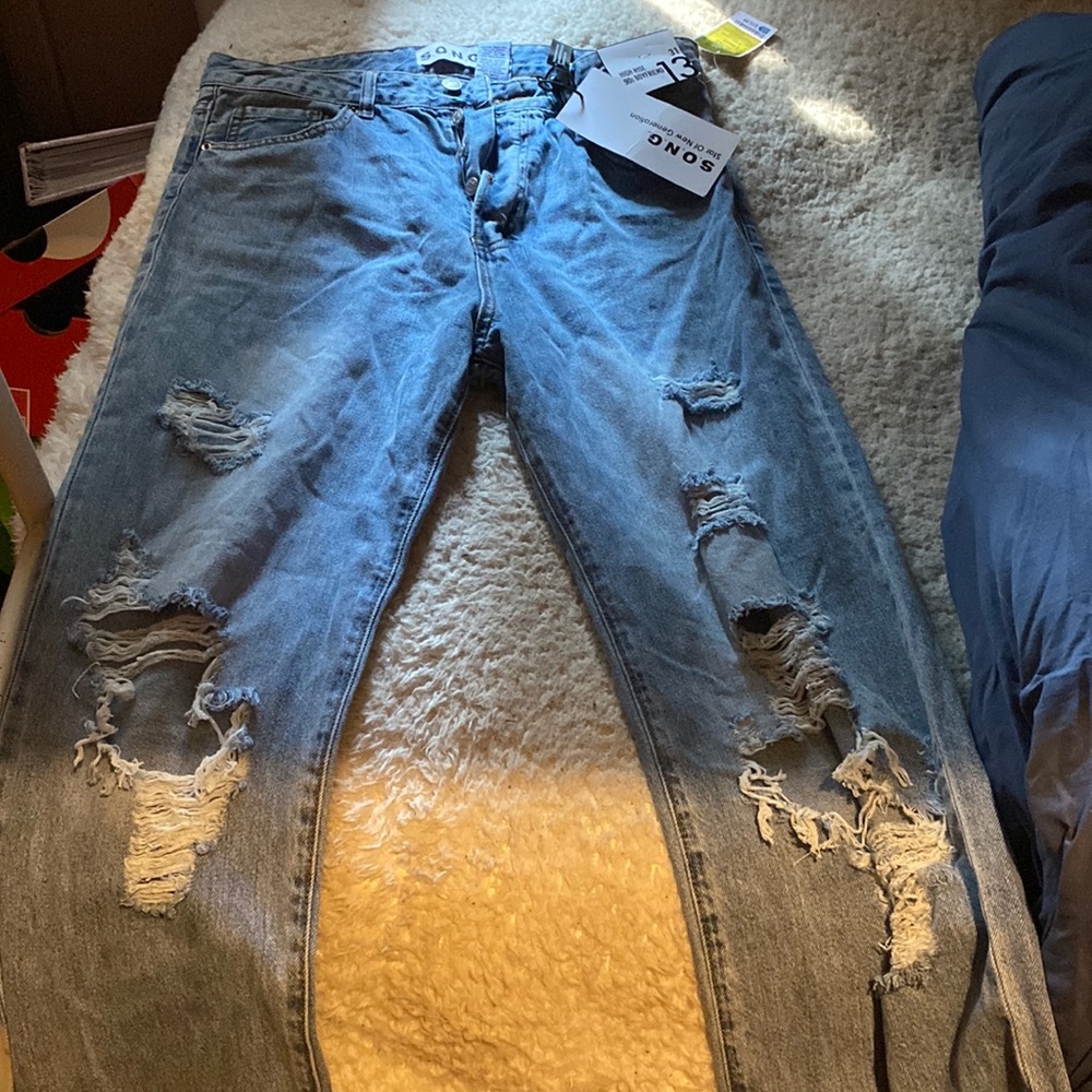 Ripped baggy jeans